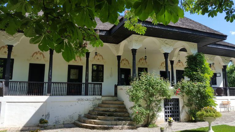 Bellu Manor