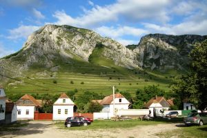 Alternative: go to Rimetea village and hike Szekler's Stone