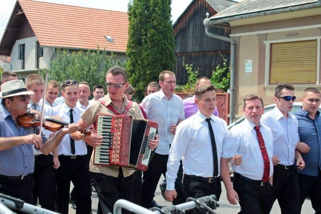 Wedding crowd on streets of Sancraiu Calatei