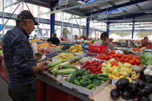 Visit a typical farmers' food market