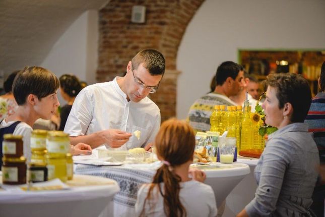 Honey and bread tasting. 