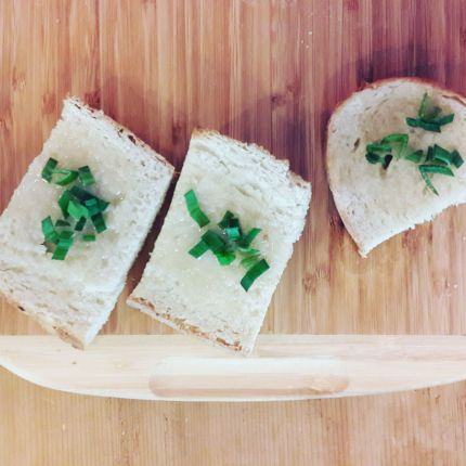 Exemple of meal with lots of garlic: bread with lard and garlic and a bit of parsley.