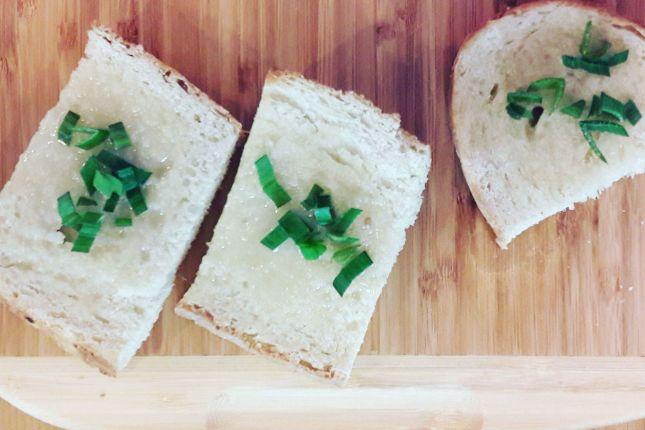 Exemple of meal with lots of garlic: bread with lard and garlic and a bit of parsley.