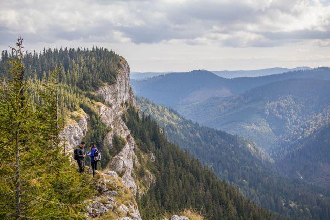 on top of the cliffs, you can se the trail going close to the edge.